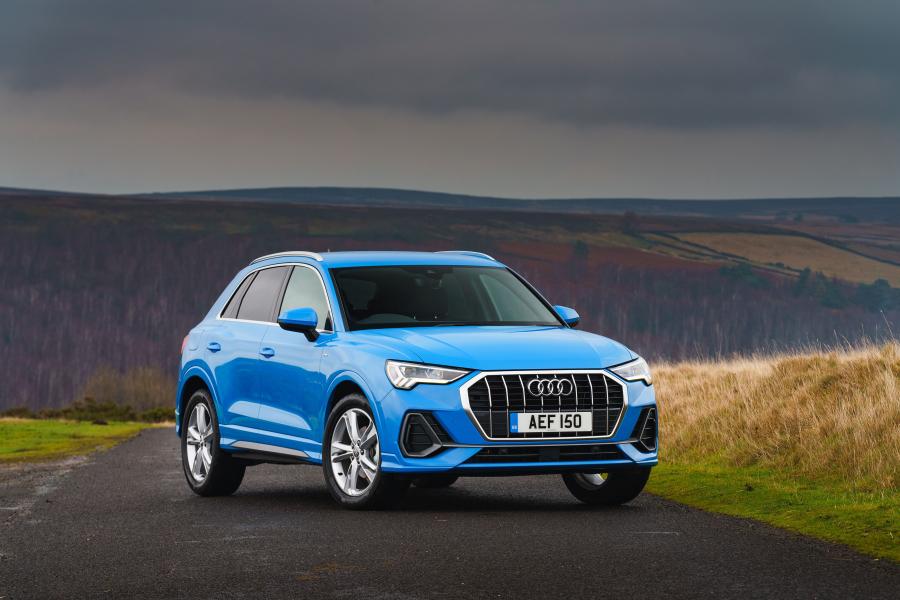  Audi Q3 35 TFSI S-Line (8U) 2018 года  (UK) (фото 1 из 40)